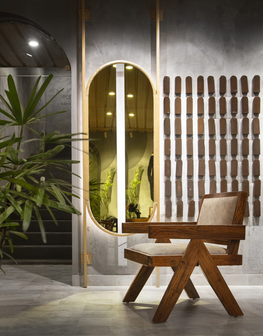 融合建筑美学的奢华鞋店设计-21