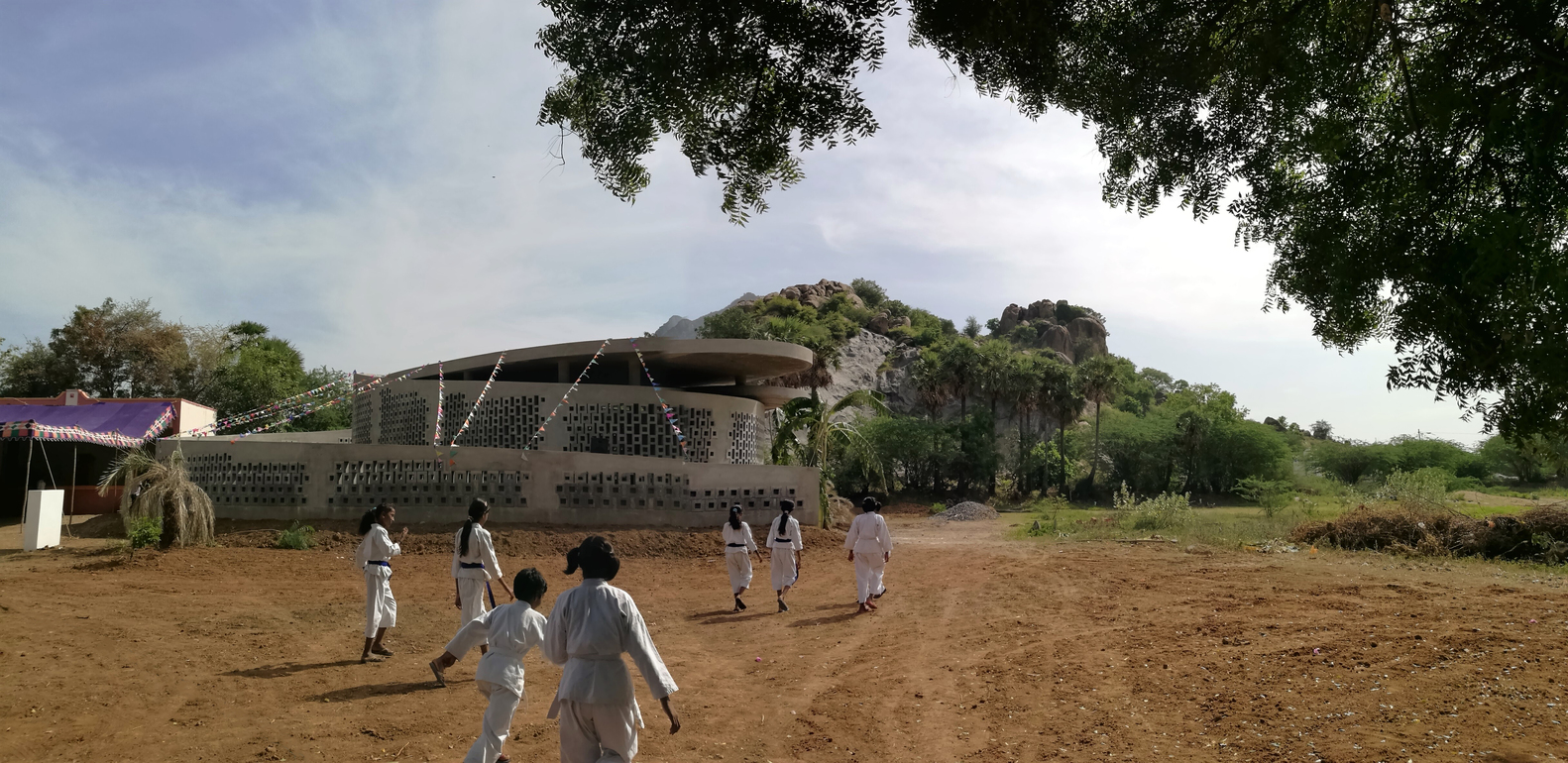 印度低成本社区中心,混凝土螺旋墙展现独特魅力-9