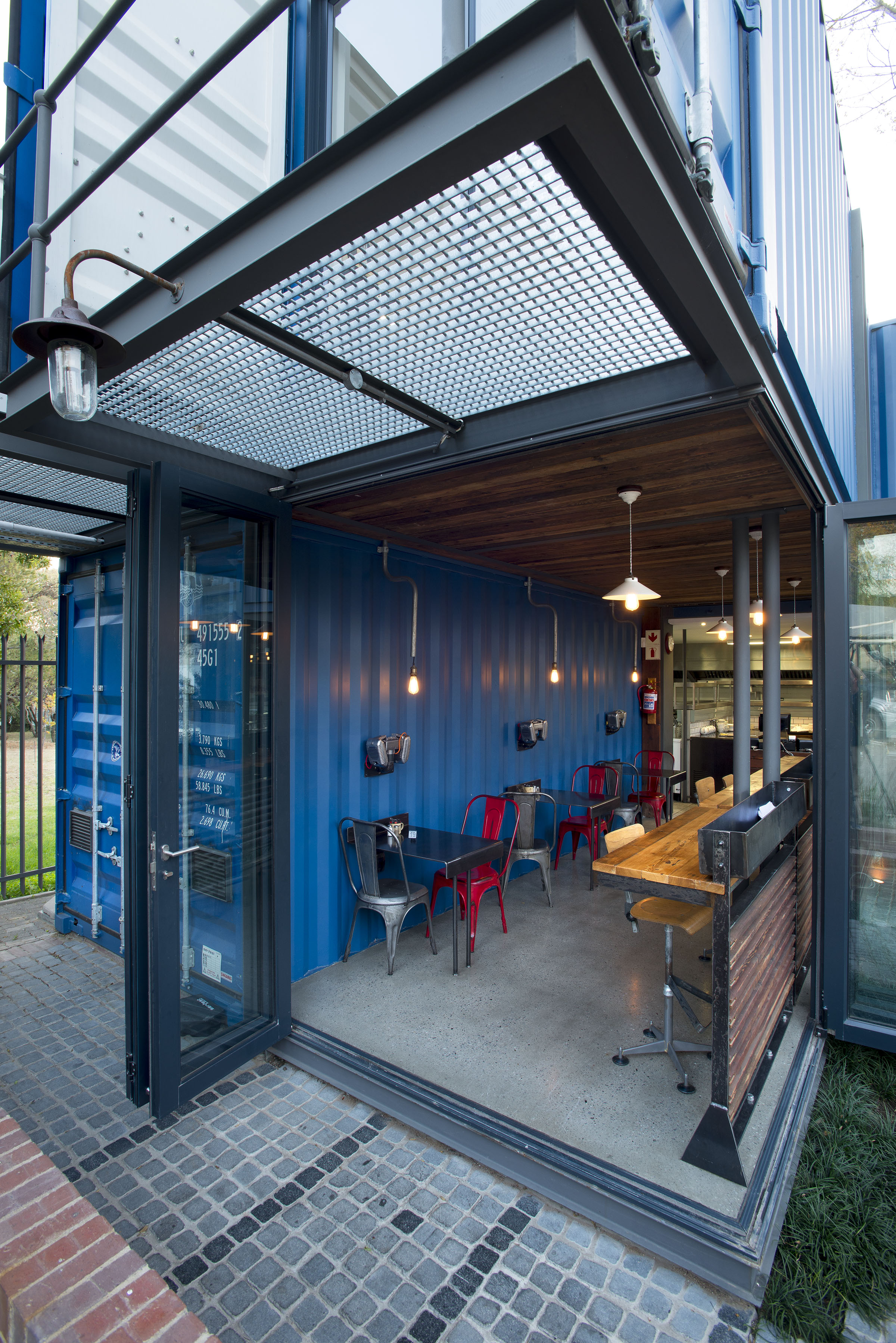 集装箱里的绿色咖啡空间-15