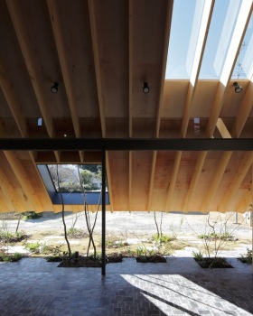 日本 Hamamatsu 住宅区的 Eaves House