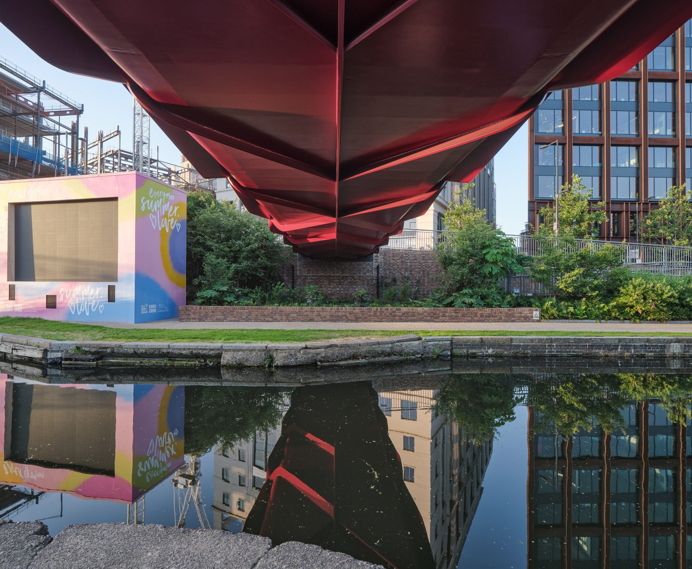 伦敦 Coal Drops Yard 购物中心新添 Esperance 红色人行桥-21