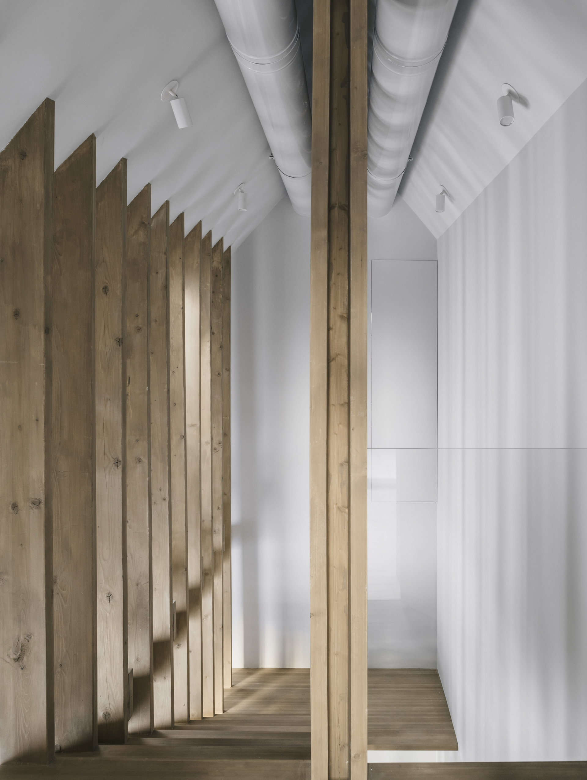 托架屋；支架屋（注：bracket有托架；支架等意思，这里结合具体语境可能会有更合适的表达，如果Bracket House是特定名称，可保持原样或根据其背景赋予更准确称呼 ） -36