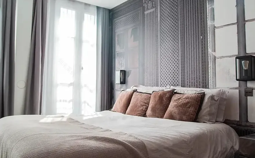 巴黎百年建筑中的温暖现代公寓-12