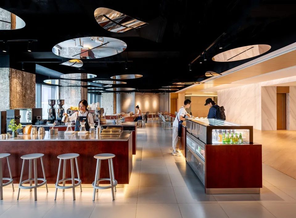 上海 SEESAW COFFEE 店 | 户外舒适感与咖啡豆镜子的创意设计-8