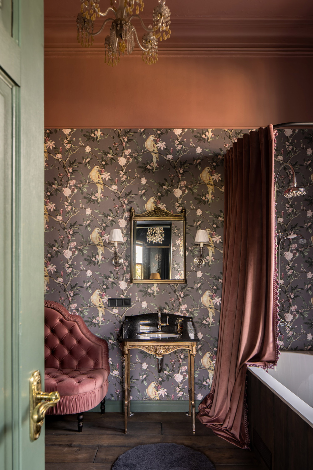 乌克兰历史公寓，古董家具打造精致闺房风格-16