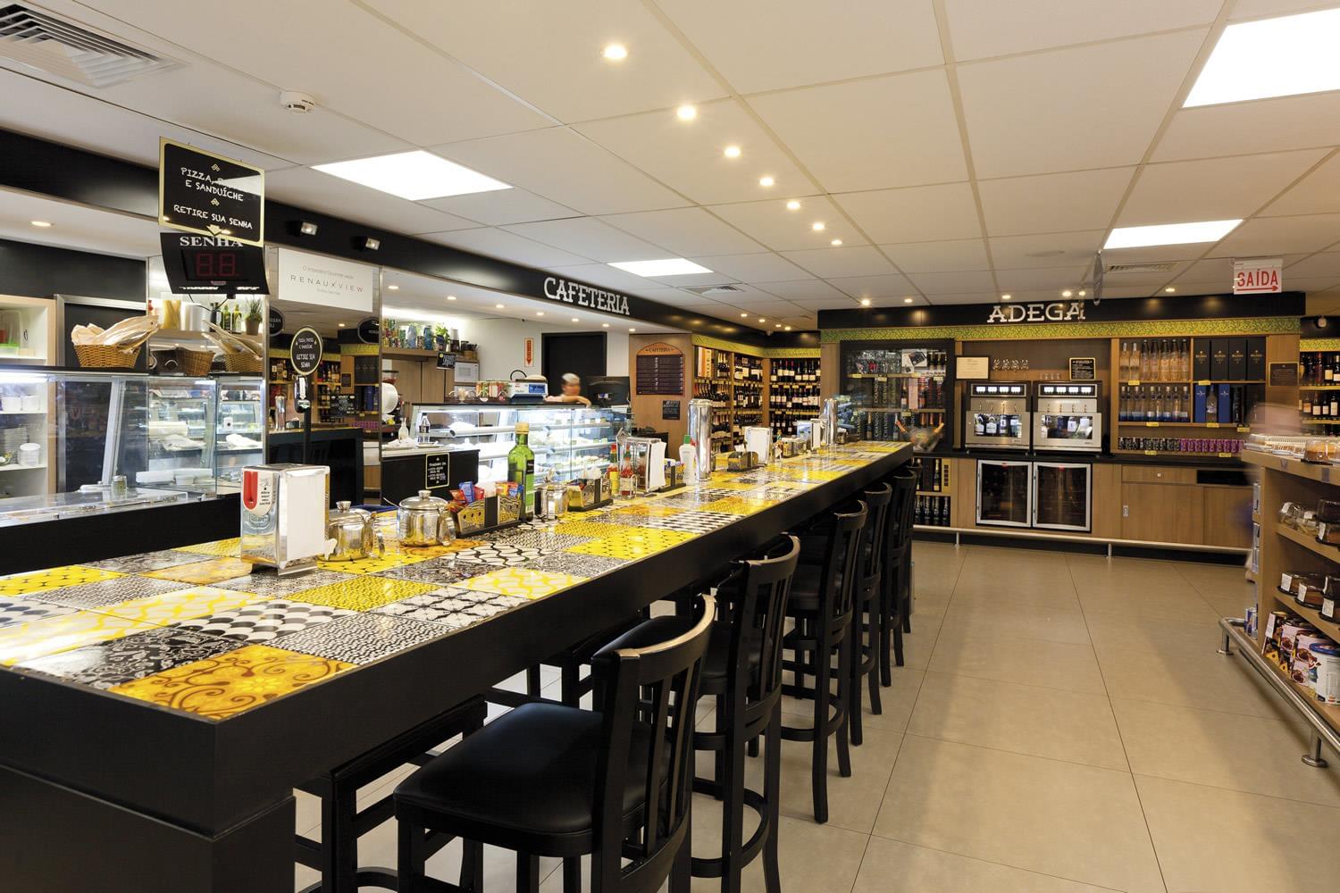 Imperatriz Gourmet · Flavia Guglielmi Arquitetura 的木质魅力办公空间-5