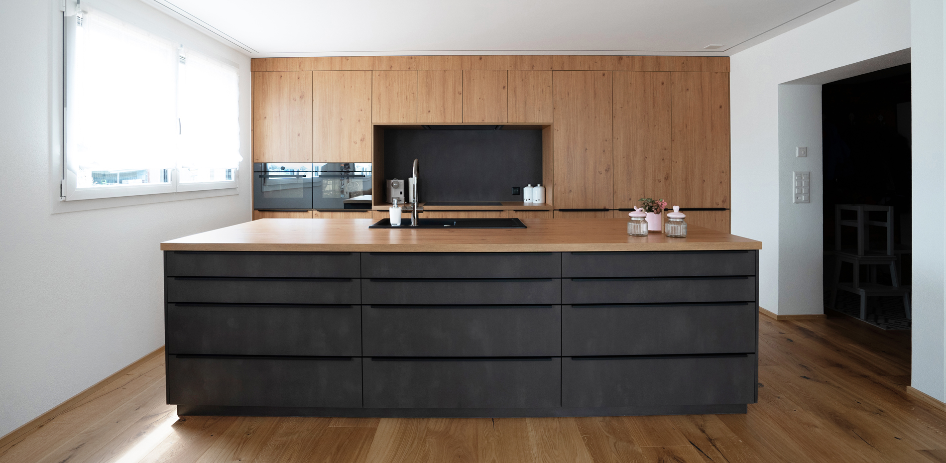 带遮阳座位的扩建建筑丨瑞士-4