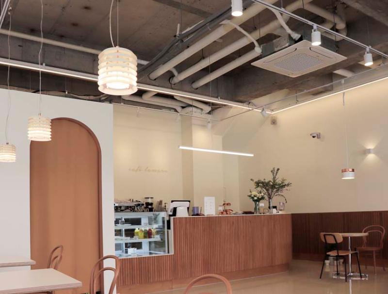 20 平米白色&木质现代咖啡厅设计-9