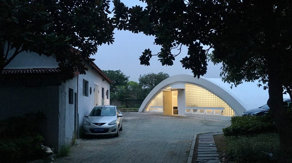 上海虹桥飞机库变招投大厅,光与玻璃砖的巧妙运用-8