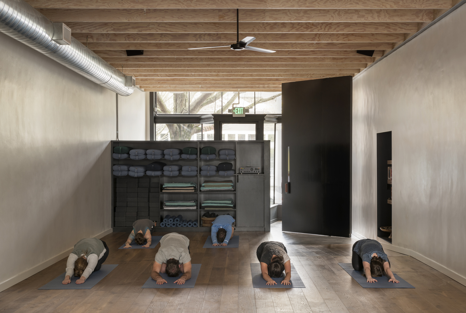 翻修后的瑜伽空间,熟悉的美学与创新设计的完美结合-18