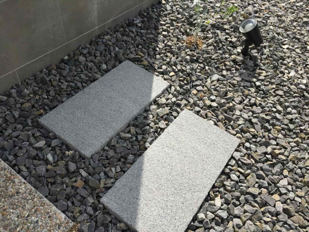 縦格子の目隠しアルミフェンスでプライバシーを確保した外構-38