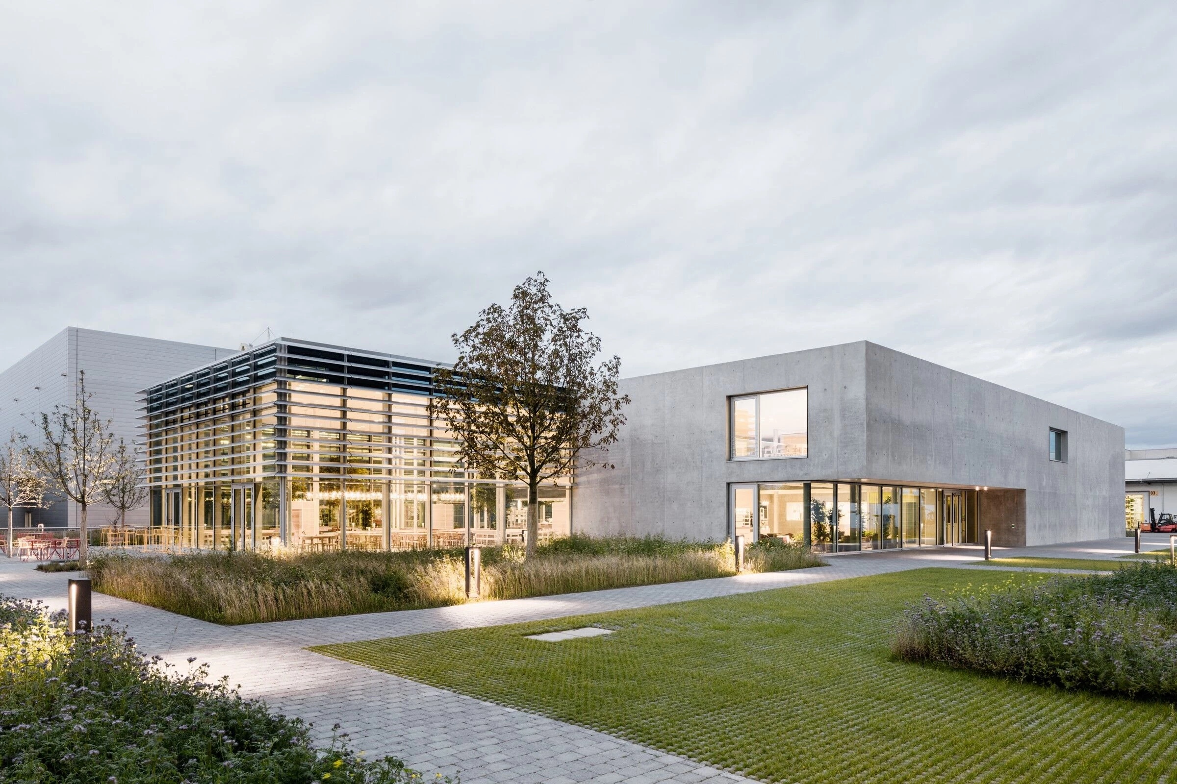 PERI Canteen · 德国南部现代工业风室内设计丨Studio ESW,Architekten Mühlich,Fink-27