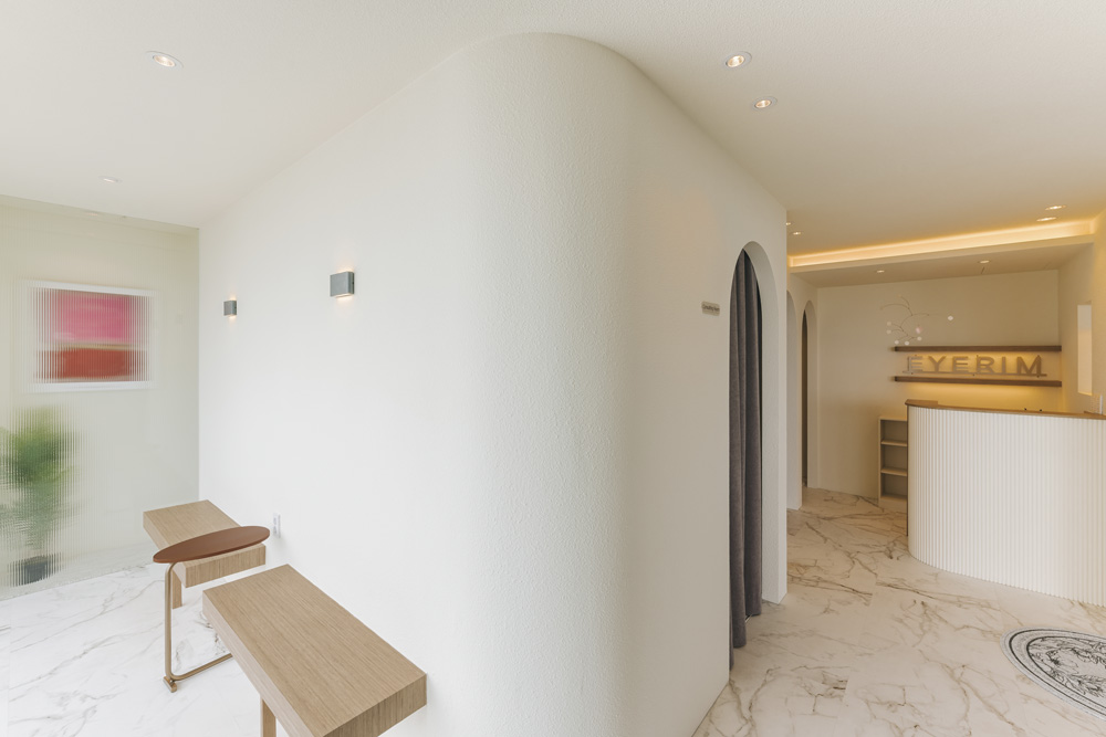 白色与木色迷你别墅设计，16 平米视听室惊艳亮相-5