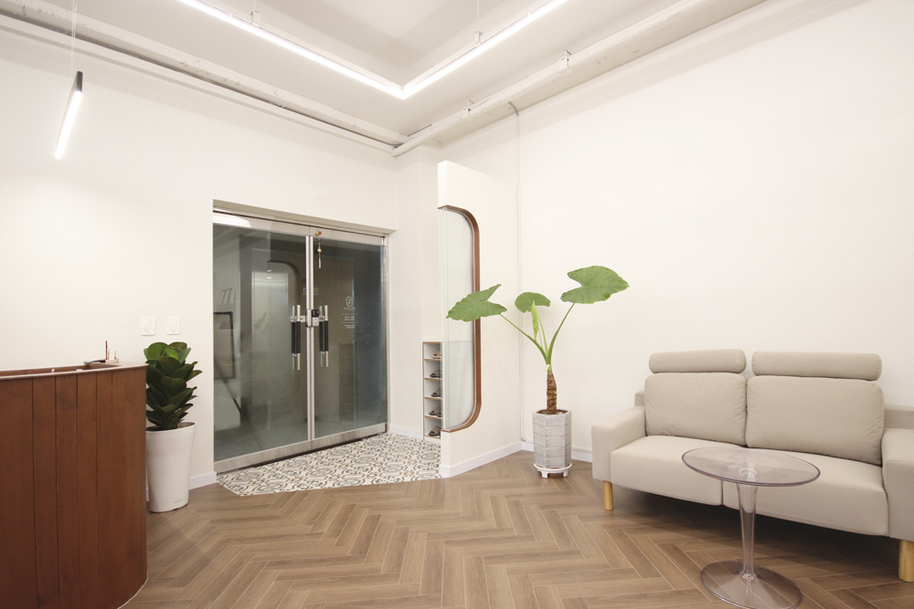 温馨韩式美容院，展现白色与木质的魅力-12