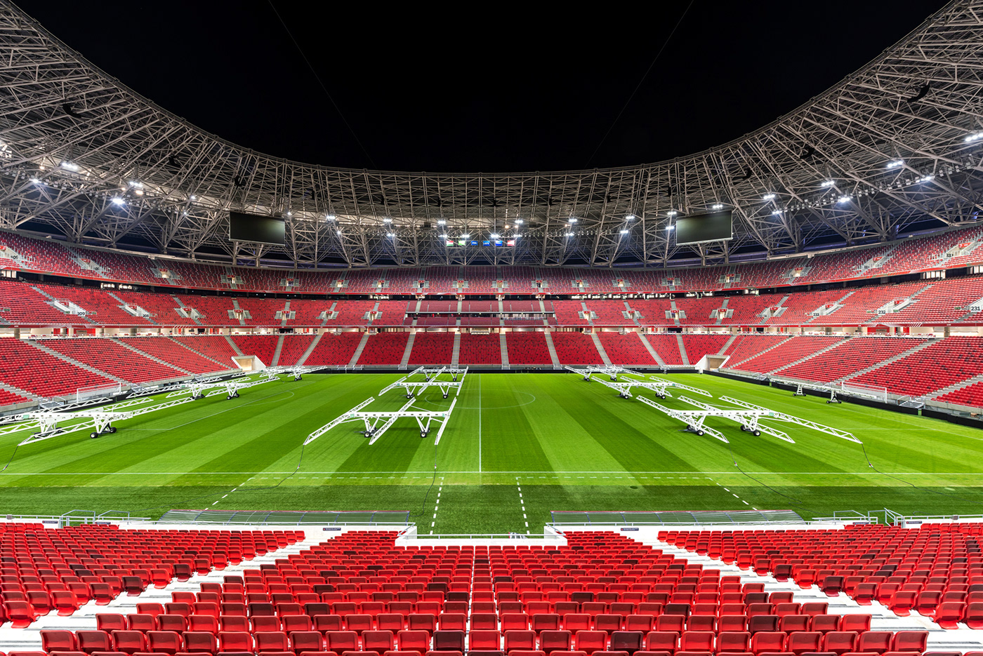 匈牙利体育馆空荡荡的看台-8