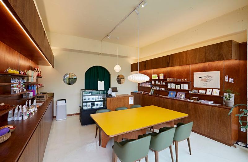 黄色桌点亮的 20 平米宠物食品店-2