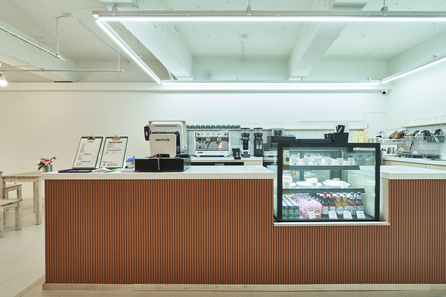 简约设计展现 30 平米咖啡馆室内美学-6