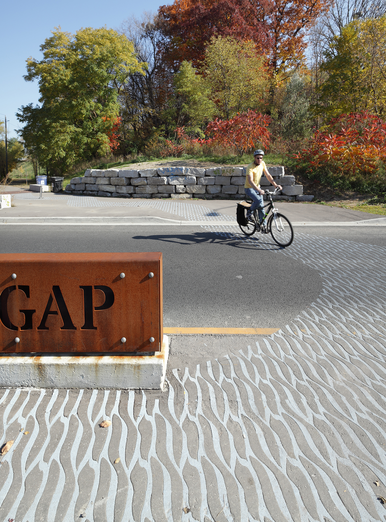 多伦多 Pottery Road 自行车与行人穿越通道-3