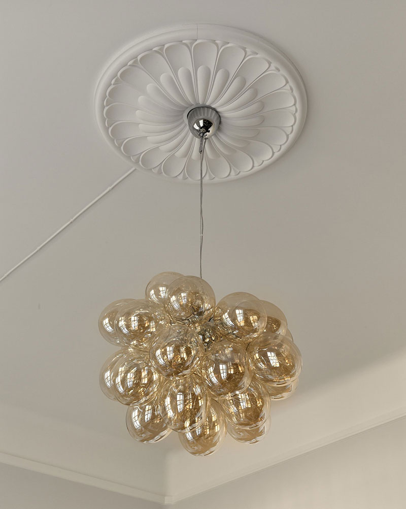 带有黑色家庭图书馆的斯堪的纳维亚式公寓(109 平方米)-8