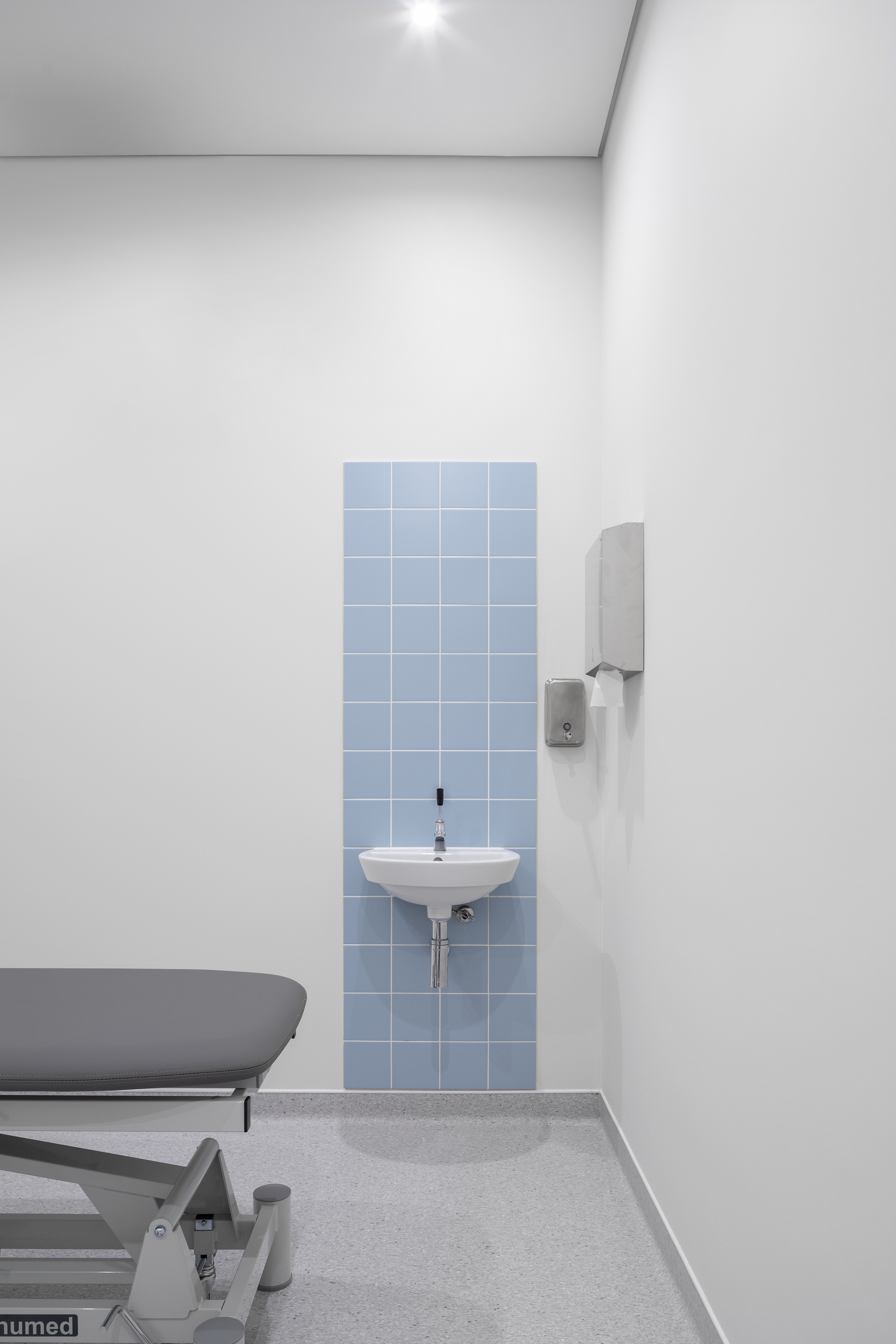 Physiotherapy Clinic / Hinterland Architecture Studio-27