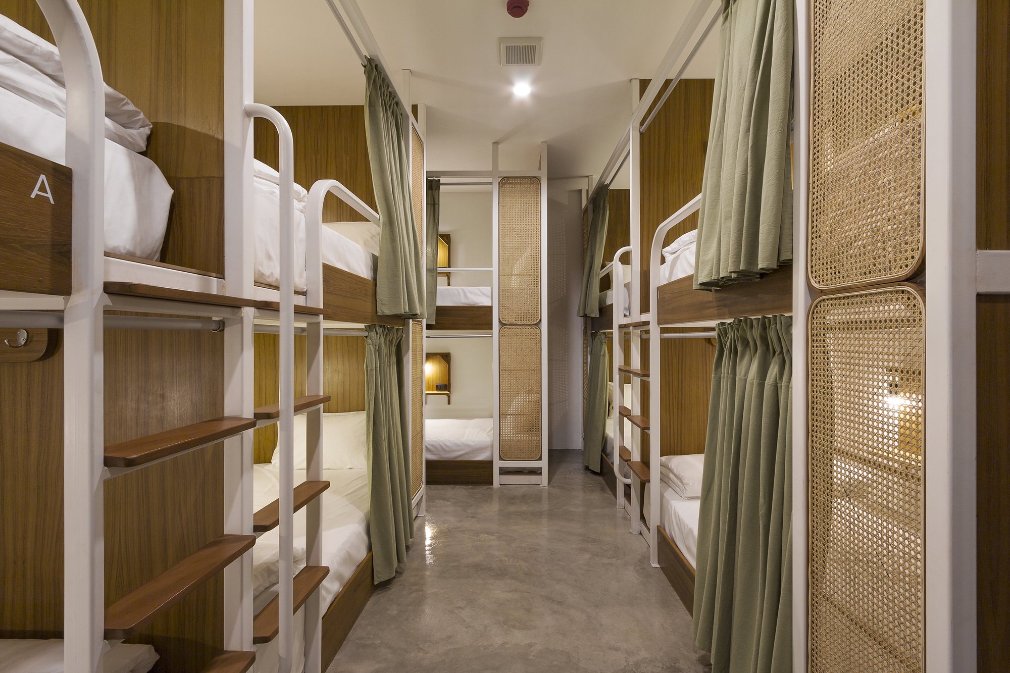 Hidden Garden Hostel / Full Scale Studio-31