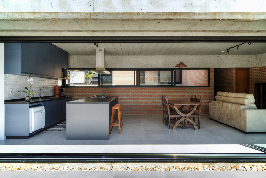 巴西 Centro Arquitetura APF House,融入自然的别墅设计-24