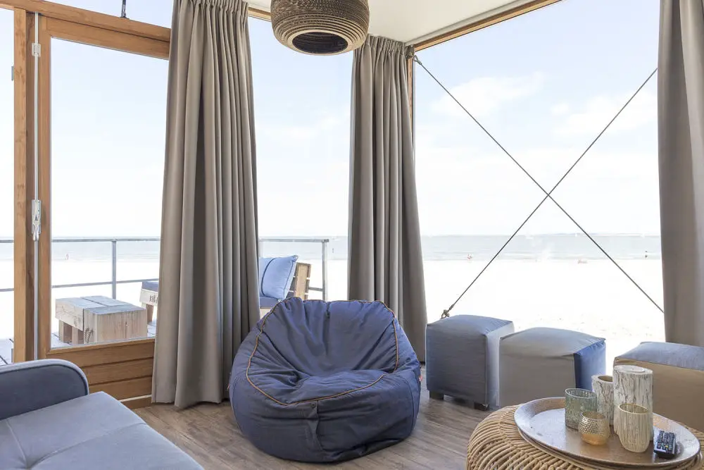 荷兰海滩上的未来主义玻璃小屋-2