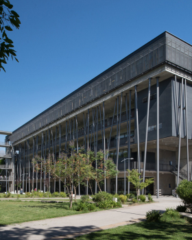 智利天主教大学校园内的绿色学堂