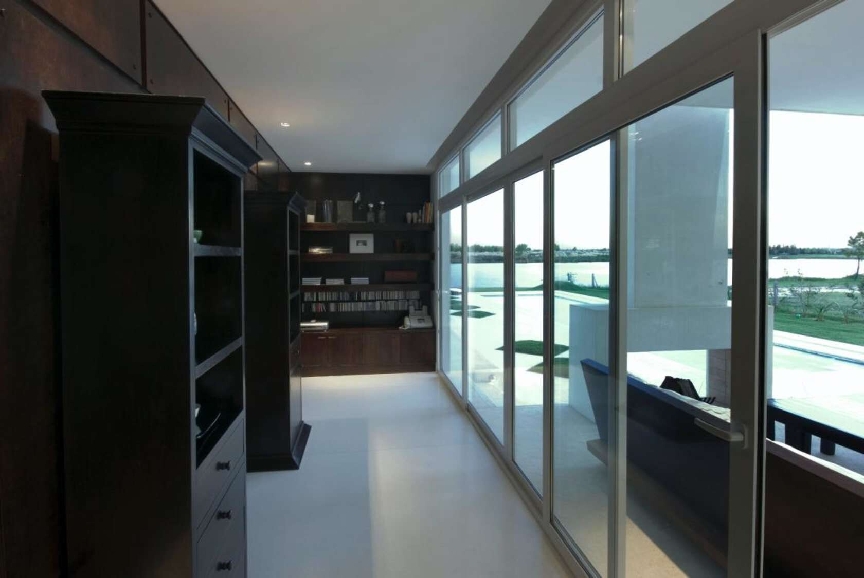 单色调湖畔别墅-23