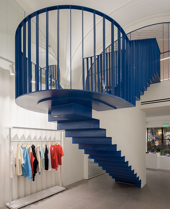 548㎡前莫斯科建筑局改造的时尚商店  LOGIC-0