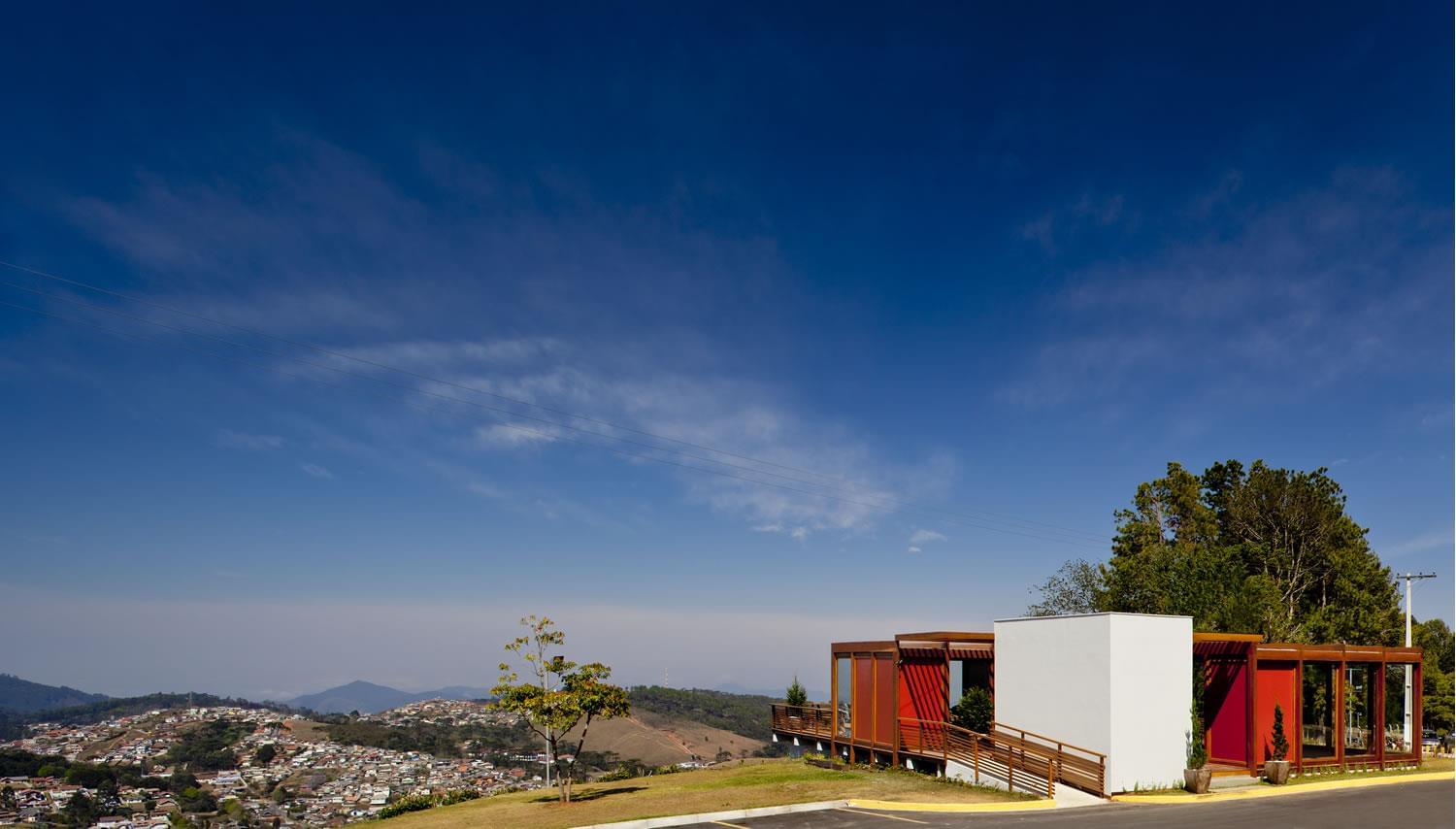 巴西 Campos de Jordão 的透明图书馆咖啡厅-2