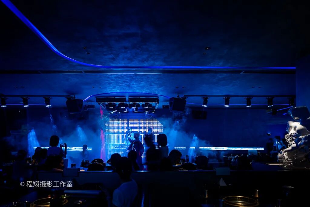 邂逅极光大漠畅享美食美酒｜海底捞旗下餐厅焰请烤肉铺子实景拍摄案例分享-24