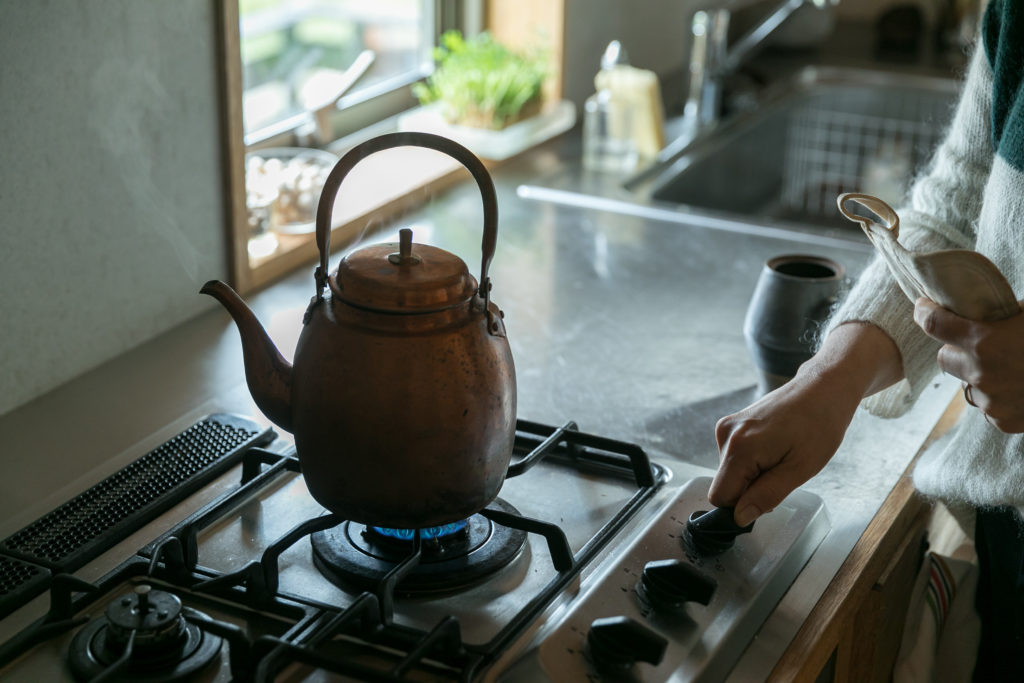 吹き抜けを家の中心に作るあたたかな自然素材の家に『shizen』の器が映える | Style of Life | 100%LiFE-7