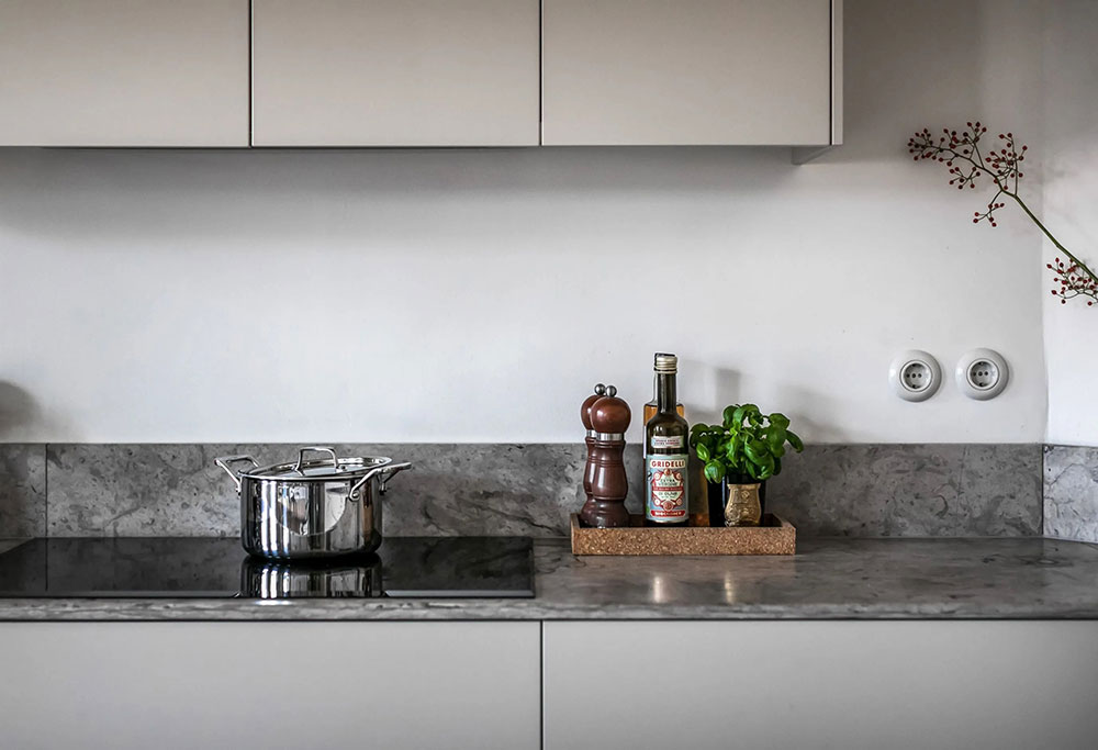 北欧风格公寓的黑色天花板设计-8