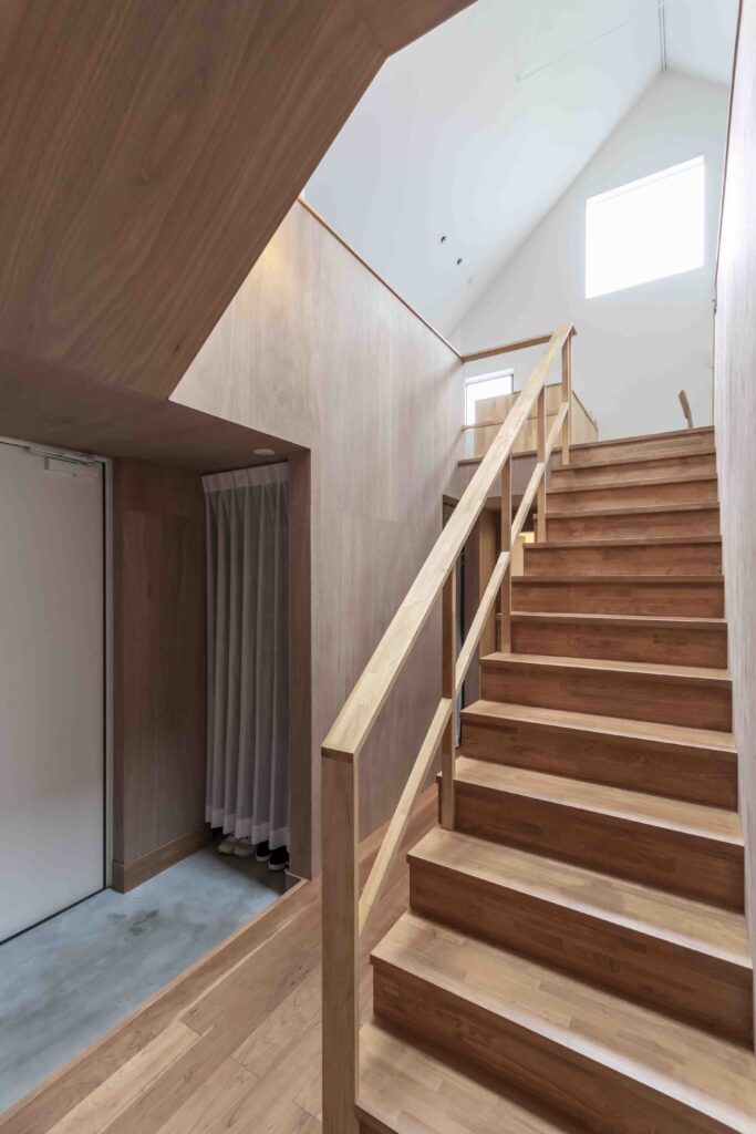 屋根形状とレベル差を活用　家族がゆるやかにつながる屋根裏のような居住空間 | Style of Life | 100%LiFE-0