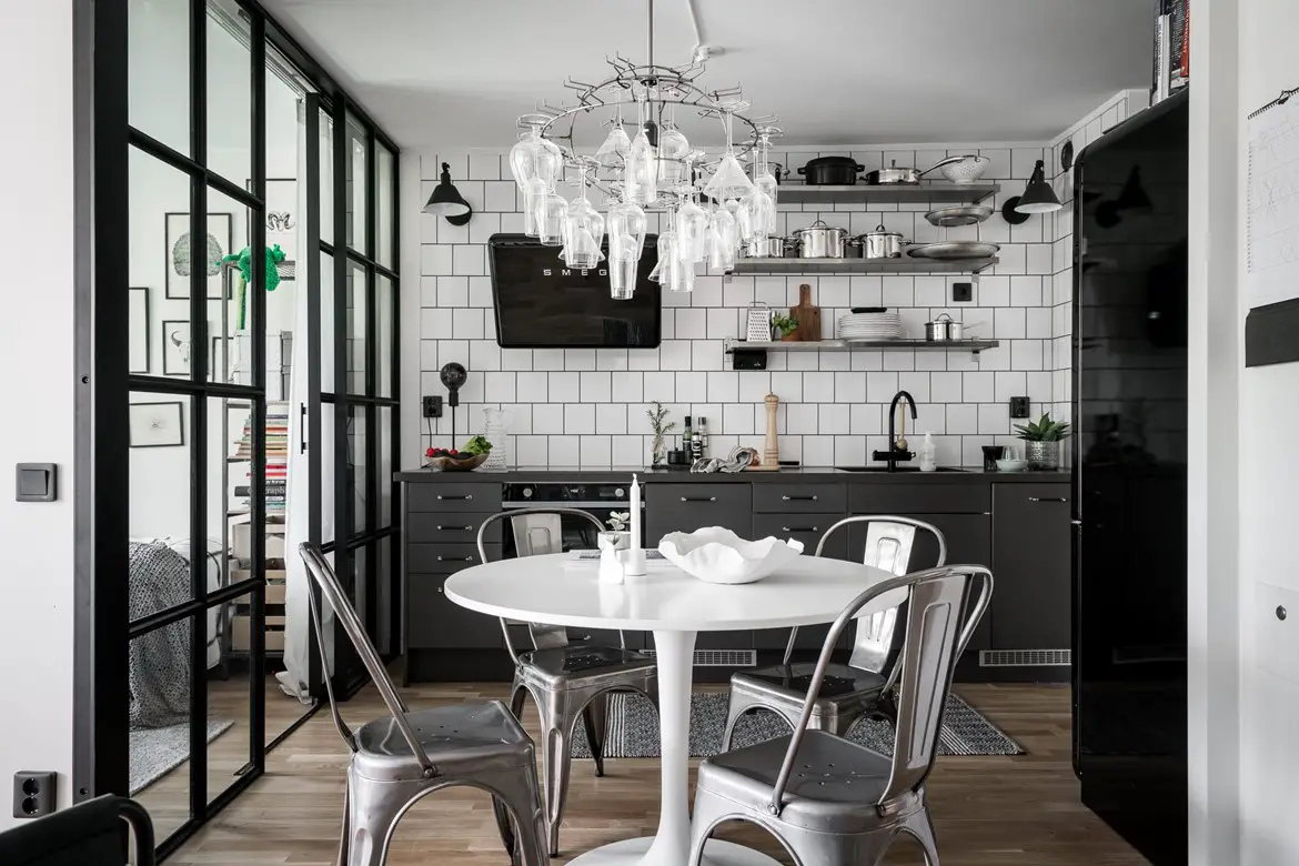 瑞典公寓巧变四居室 | 玻璃隔断打造明亮家庭空间-4