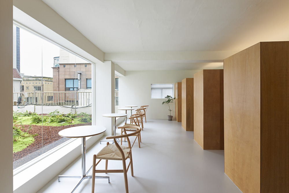 白色与木色，打造 24 平米共享办公室的极简魅力-4