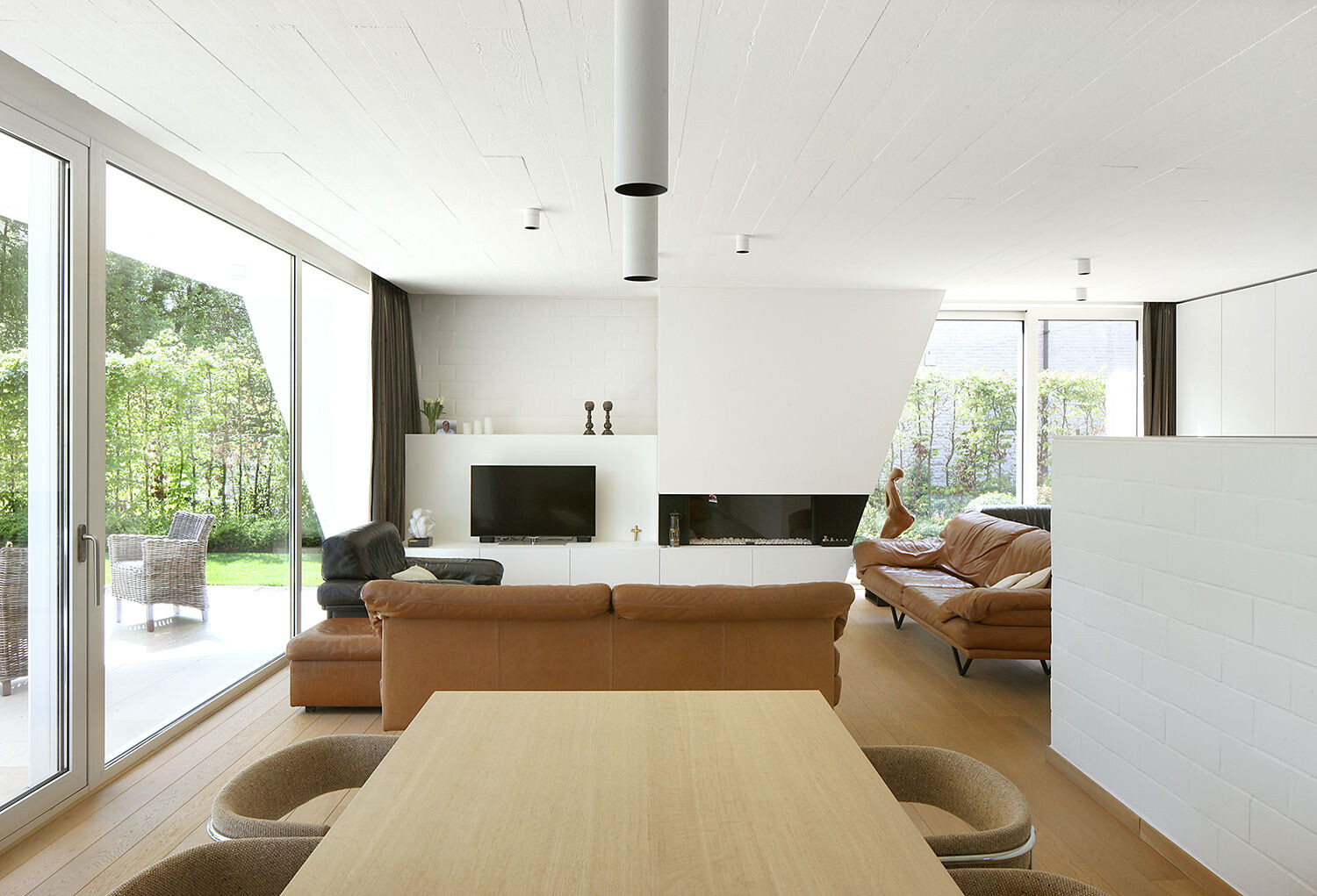 独特造型打破传统，红砖住宅的雕塑空间-23