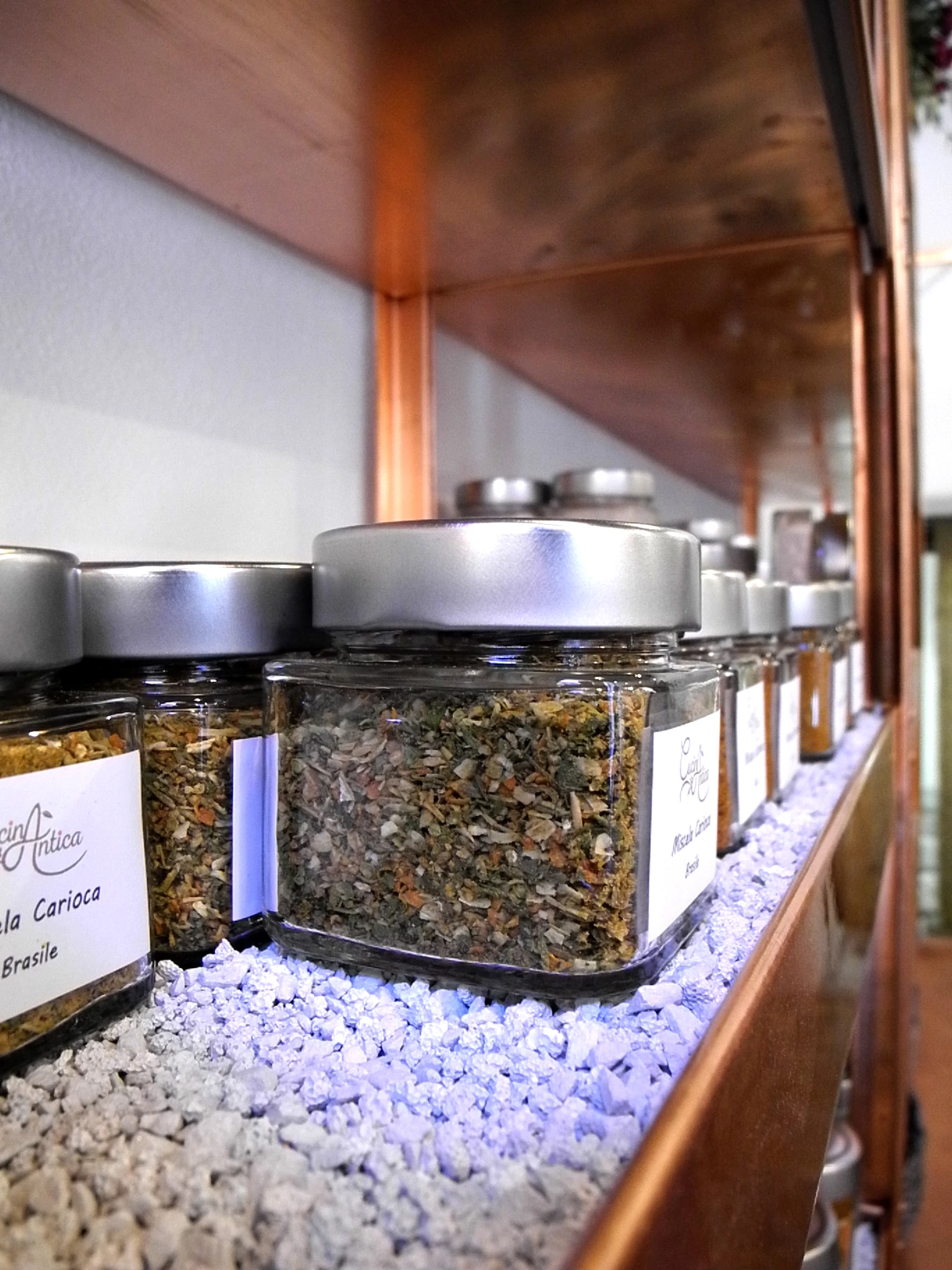 全球食材汇聚，手工铜叶打造独特展示空间-14