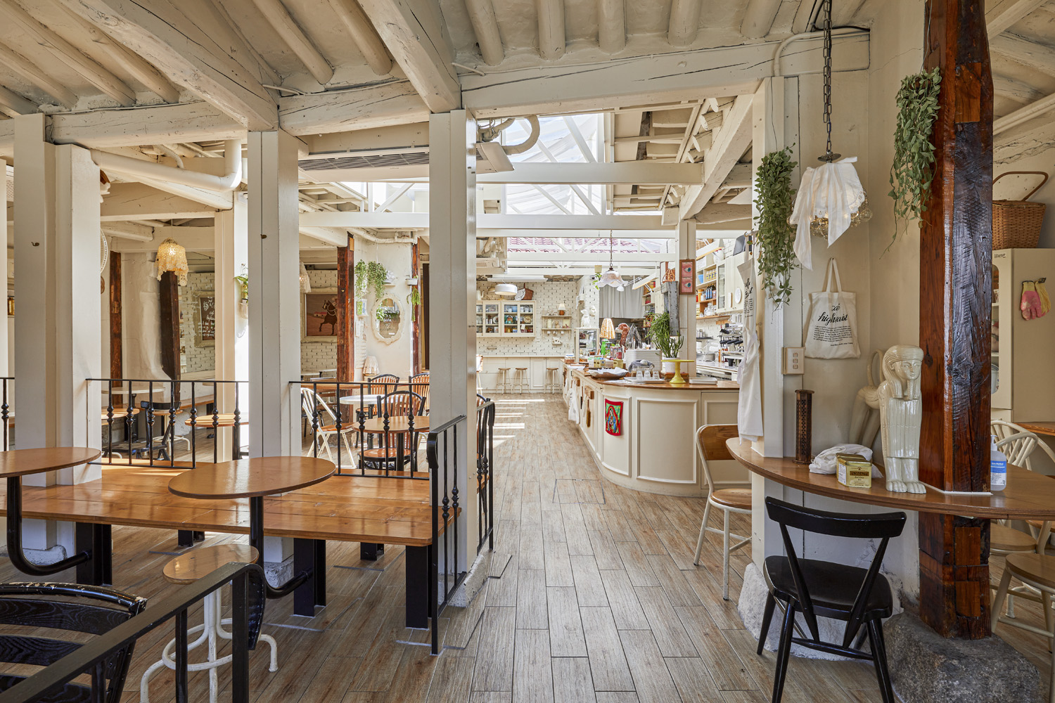 45 平米家居模型咖啡厅，打造温馨宜居艺术空间-12