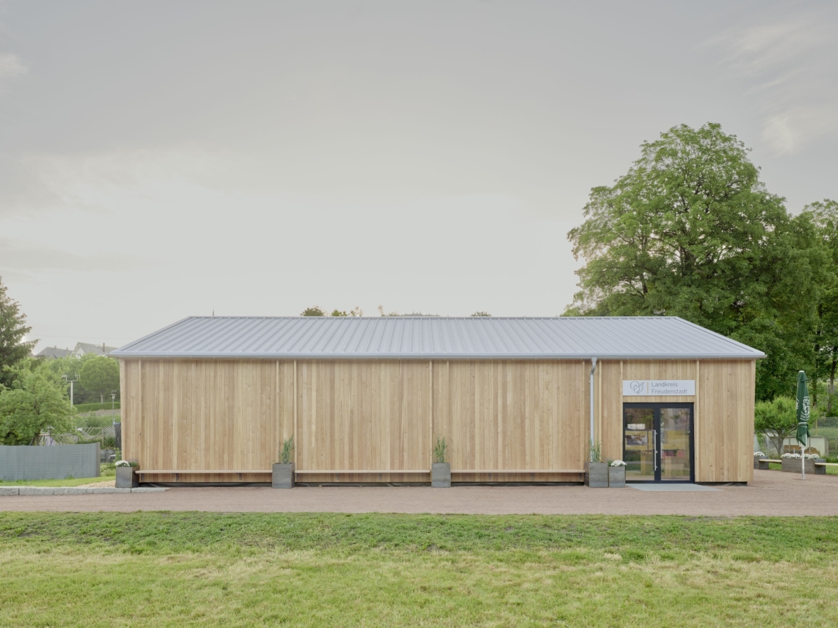  Zirkuläres Bauen: Ausstellungspavillon und Fahrzeughalle in einem-34