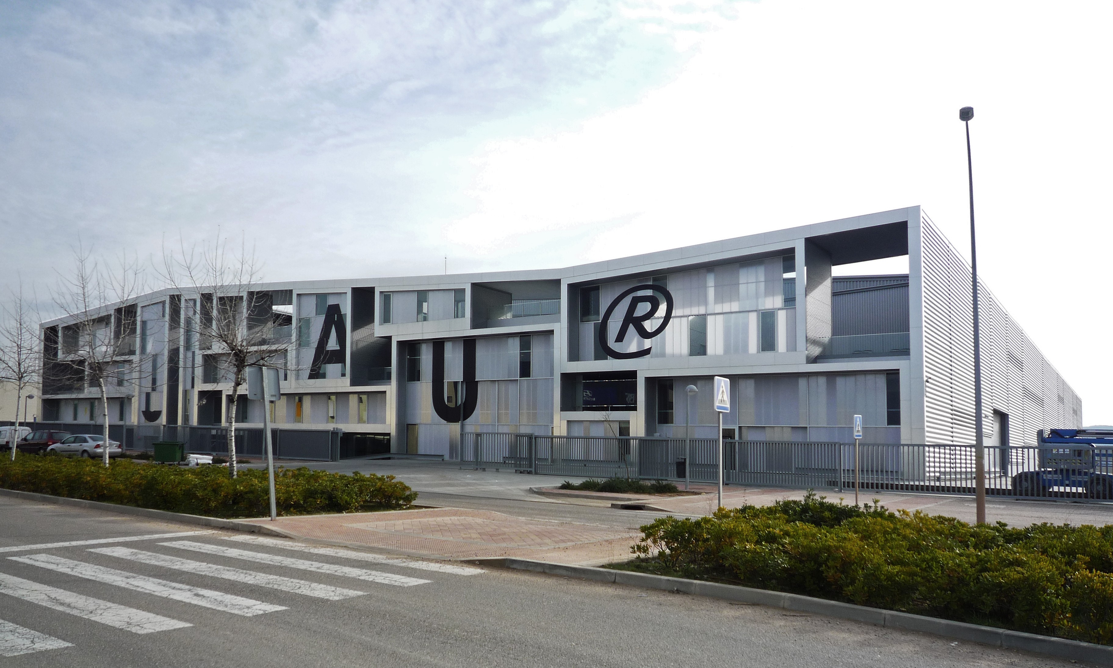 Antonio Matres Studio 打造铝制物流制造办公一体化建筑-8