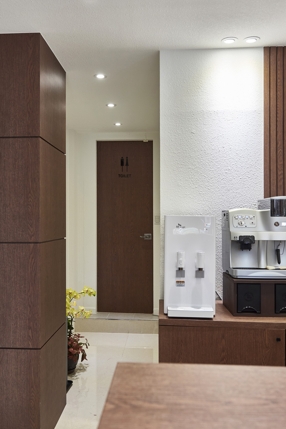 24 坪高级定制服装店，打造优雅黑白空间-21