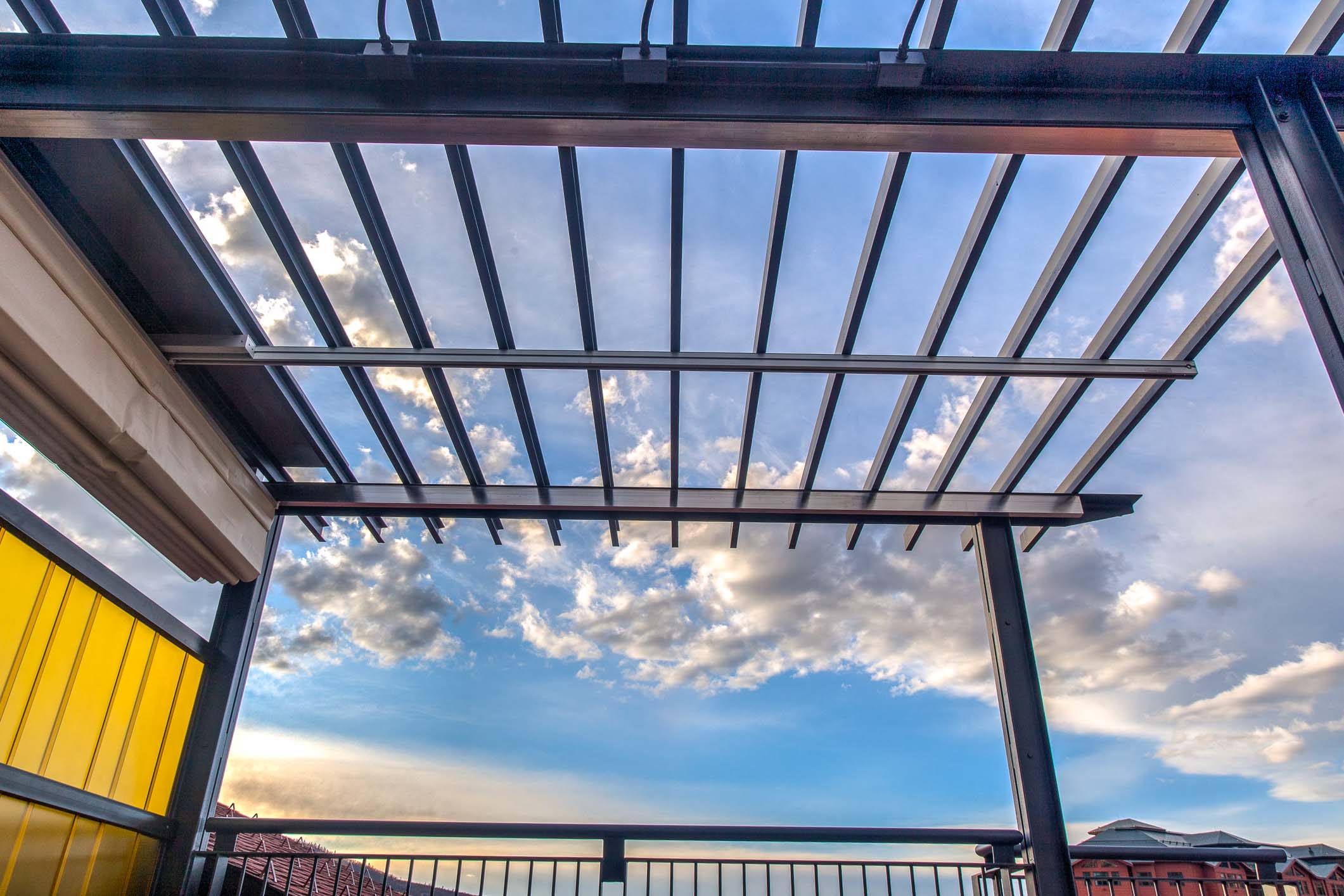 垂直艺术建筑打造四季皆宜的滑雪胜地顶层露台设计-16