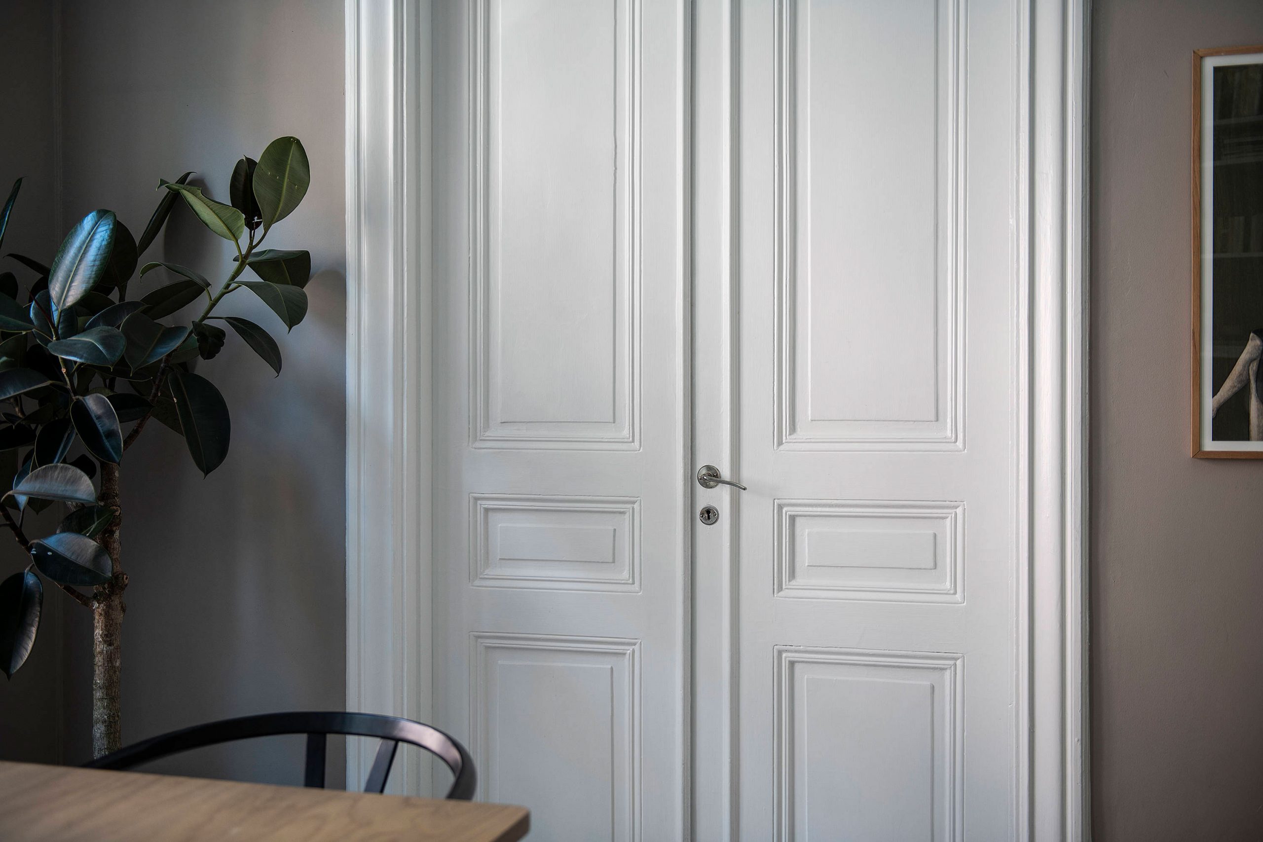 瑞典温馨公寓设计 | 书架与暖色调打造舒适空间-17