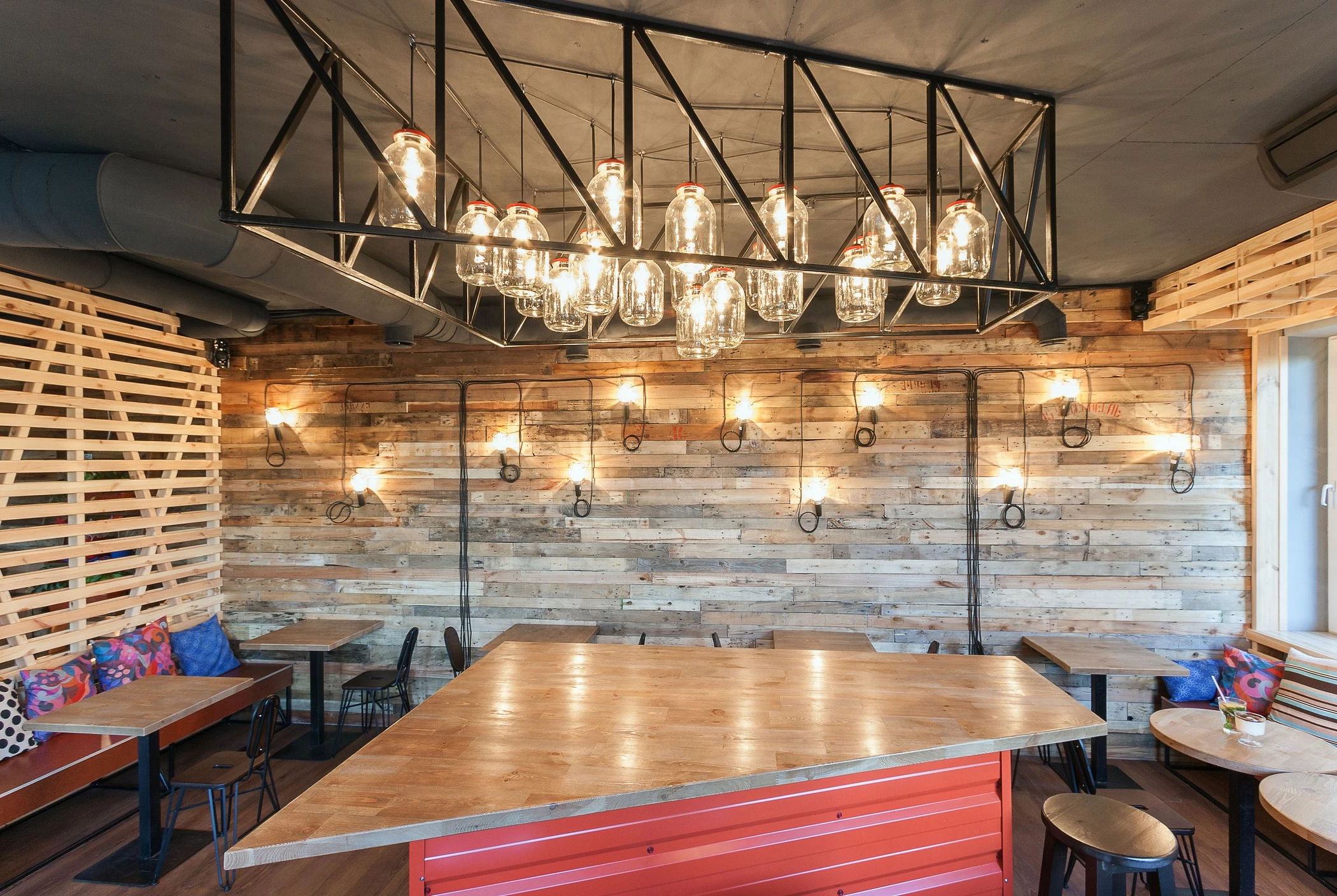 乌克兰 PENKA 咖啡吧 | 木质温馨空间与创意金属灯饰的完美结合-20