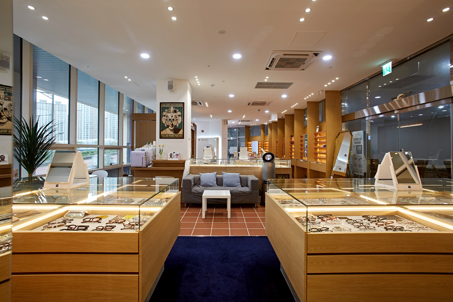 照明点睛之笔 | 高级眼镜店室内设计-5