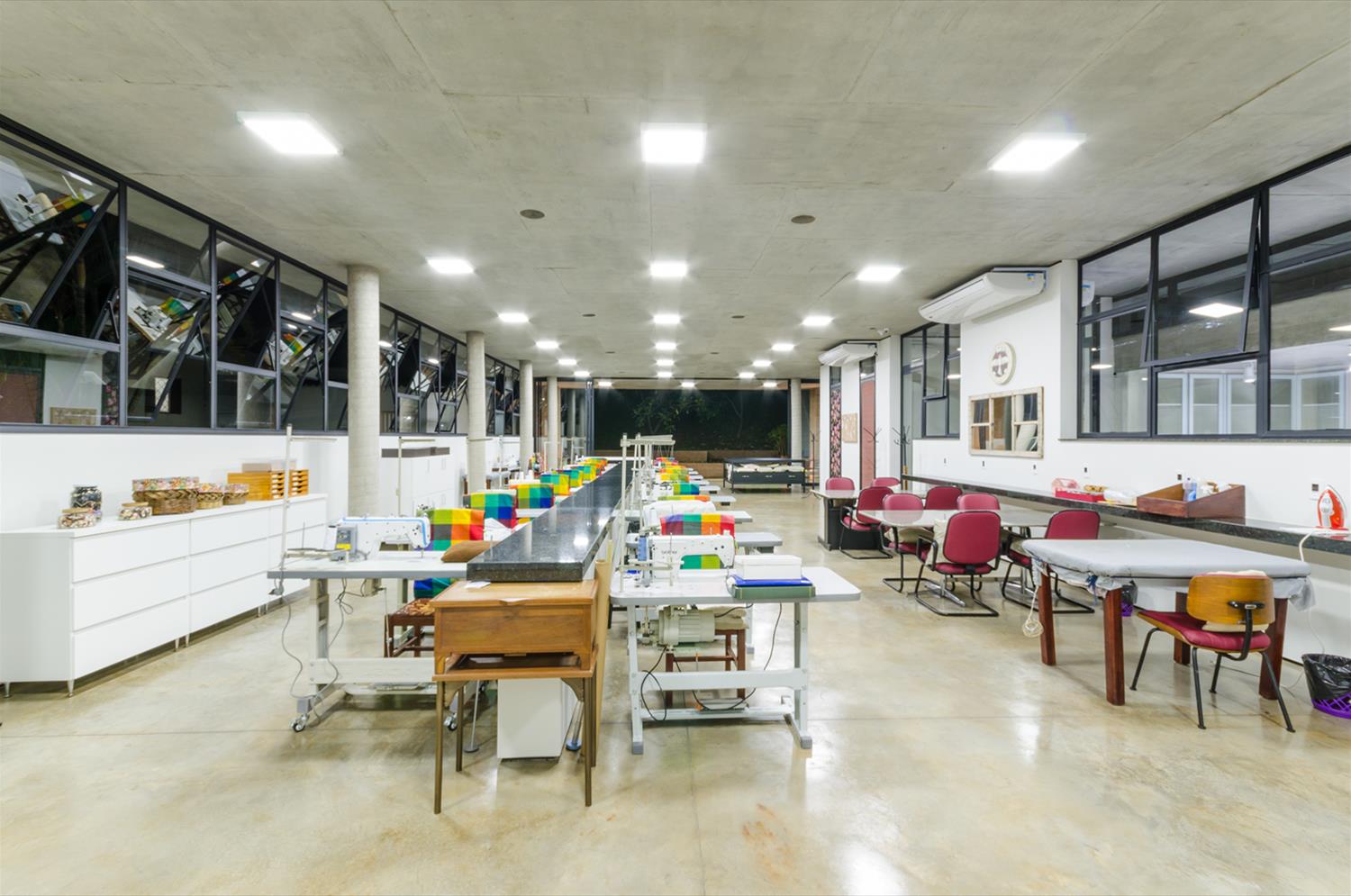 Clube de Mães · 简约现代的环保艺术建筑-13