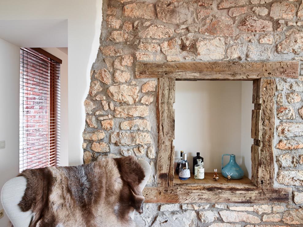 Каменный дом на краю холма | 13 фото-11