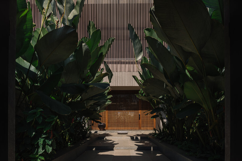 盖亚

注：GAIA在天文学等领域常指盖亚，它既是希腊神话中的大地女神名，也被用于命名欧洲空间局的天体测量卫星等 丨印度丨FADD Studio-14